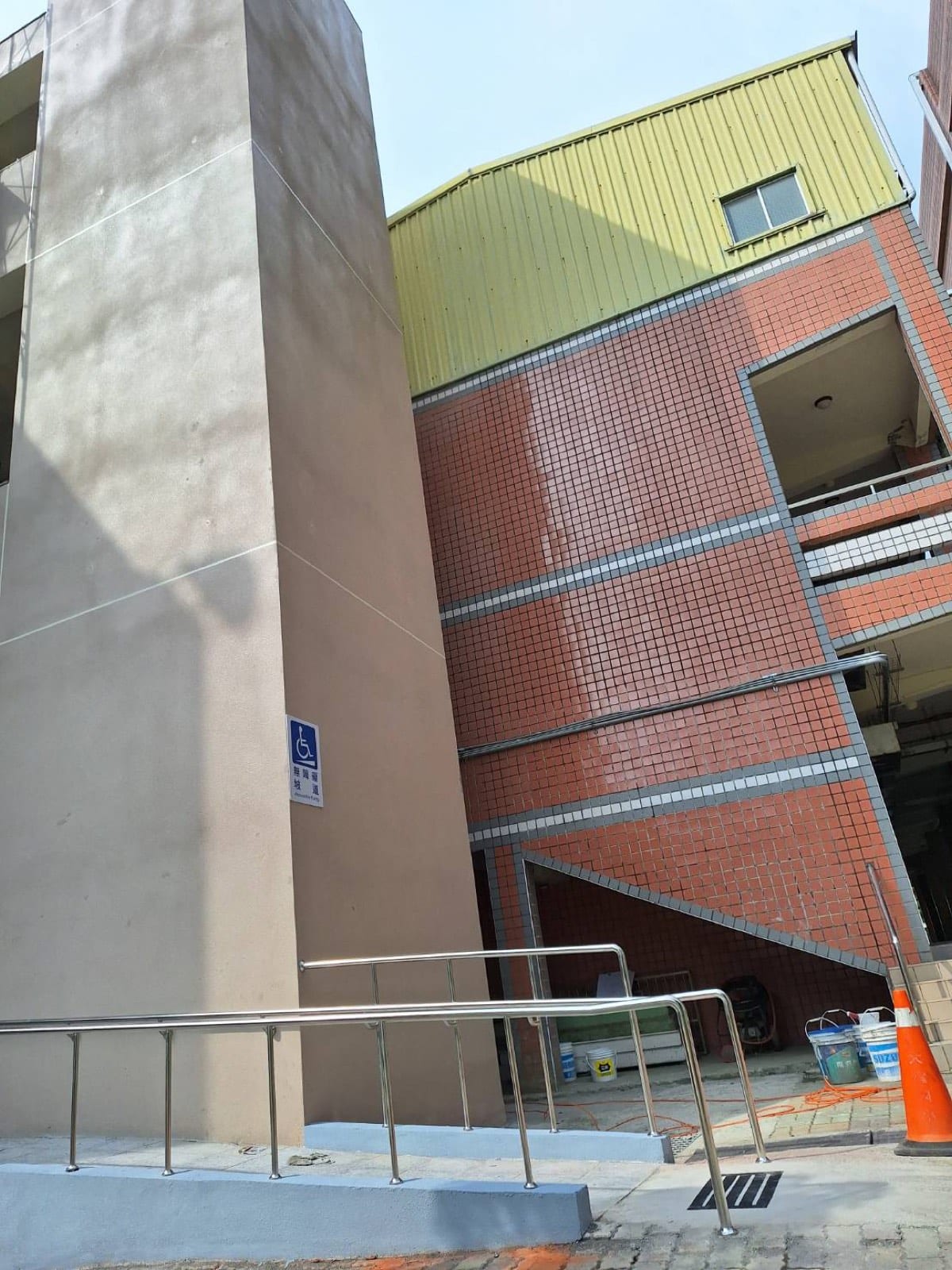 臺南市大灣國小菁英館增設無障礙電梯工程
