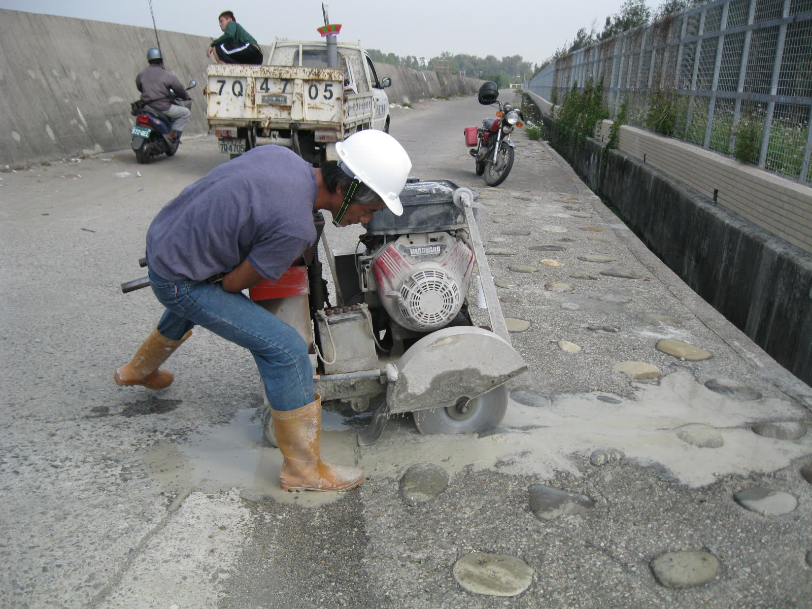 交通部高雄港務局安平港分局-北堤連接道路路面整修工程 照片3